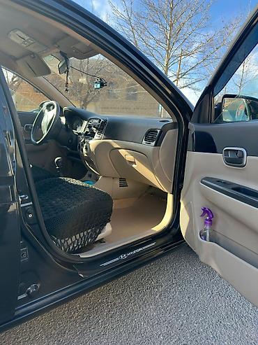 Hyundai: Hyundai Accent sedan – qara rəng Xüsusiyyətlər: - Kuzov: 4 qapılı — 8