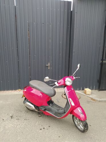moped 80cc: Şəhər üçün praktik və zərif dizaynlı skuter. Xüsusiyyətlər: - Rəng