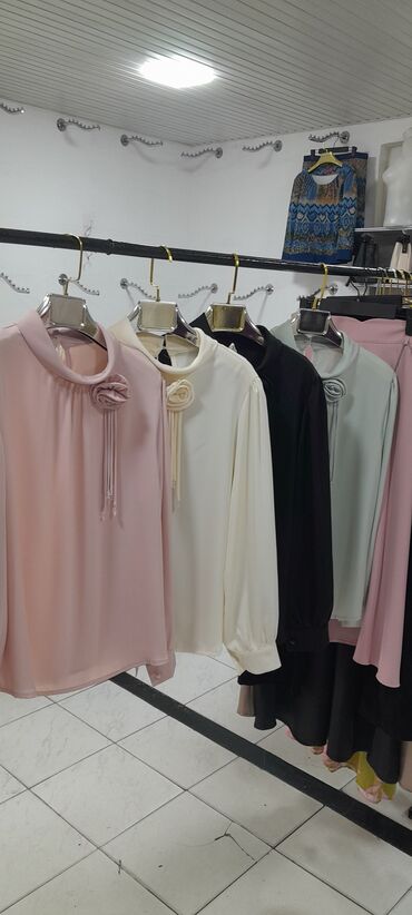 seksi iç geyimləri: Zərif çiçək detallı, uzun qollu bluzalar. Müxtəlif rənglərdə olan bu