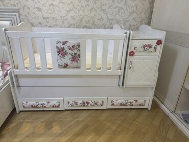 pendir: Uşaq otağı üçün dəst – beşik və şkaf - Rəng: ağ, çiçək naxışlı dekor