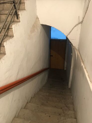 Binalar: Tarixi mərkəzdə yerləşən küçə mənzərəsi olan kommersiya obyektləri və — 9