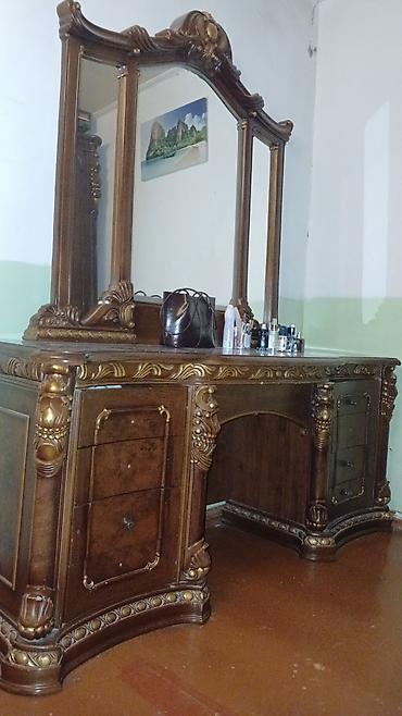 Mebel: Klassik üslubda yataq otağı mebel dəsti - Massiv ağac görünüşlü tünd — 3