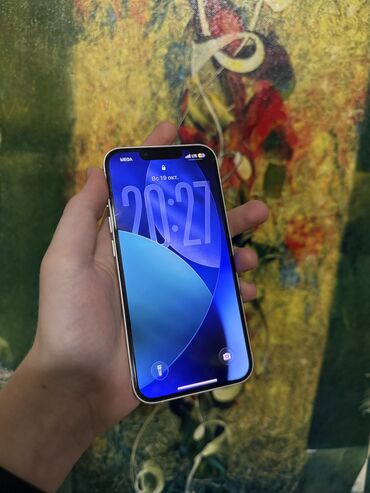 идеальном состоянии: IPhone 13, 256 ГБ, Белый, Чехол, 93 %