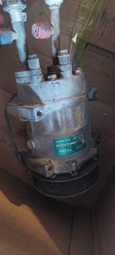 Kompressorlar: Volvo SD7H15 R134a markalı kondisioner kompressoru. Evaporator və