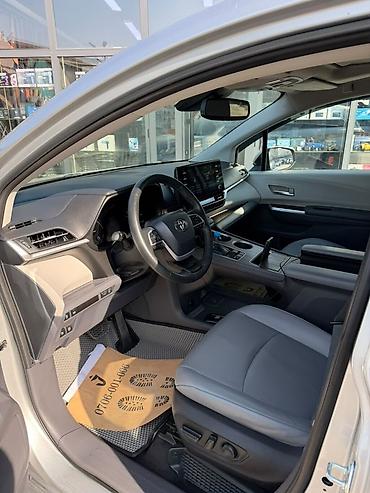 santa fe 2010: Toyota Sienna: 2022 г., 2.5 л, Автомат, Гибрид, Минивэн — 7