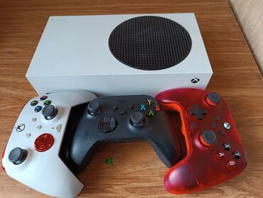 акнет приставка: Игровая консоль Xbox Series S (белая) с комплектом из трёх геймпадов