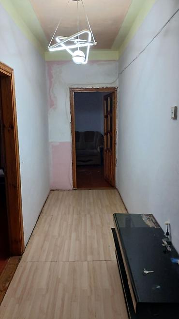 ev kirayesi: Kirayə mənzil – 3 otaq - Plan: dəhliz, 2 ayrı otaq, mətbəx, sanitar — 8