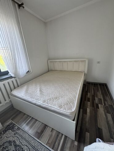 купить кресло кровать недорого бу: Кровать с мягким изголовьем и основанием белого цвета. Изголовье имеет
