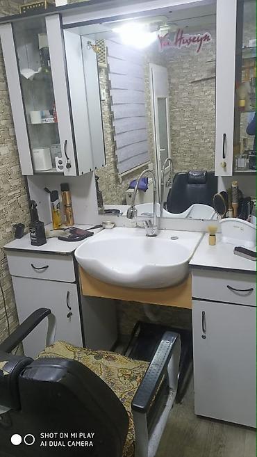 Salon, tibbi mebel: Bərbərxana mebeli və avadanlıq dəsti - Üst şkaflı güzgülü vitrin — 1