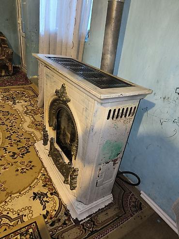 odun pec: Dekorativ klassik dizaynlı odun/çox yanacaqla işləyən soba-kamin - Ön — 2