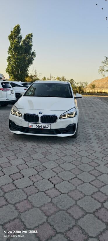 авто в рассрочку лизинг: Белый хэтчбек BMW 2 серии Актив Tourer – это автомобиль с элегантным и
