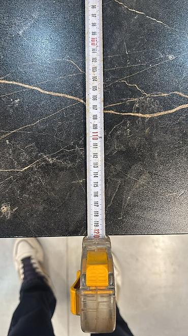 стол для офиса: Компактный стол с черной столешницей под мрамор. Размеры по фото: - — 2