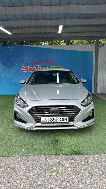 Hyundai: Серебристый седан Hyundai Sonata срочно продаётся.Пробег оргинал 234
