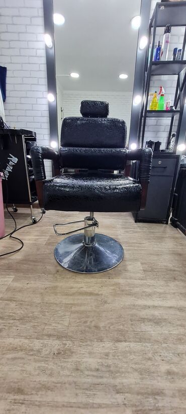 парикмахерская оборудования: Продаю кресло парикмахерская! новая срочно не дорого