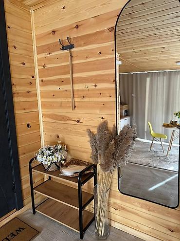 Двуспальные кровати: Сдается посуточно стильный модульный дом-студия из натурального дерева — 9