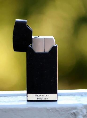 Upaljači i prateća oprema: Volkswagen Official VW lighter Vintage KENT AS, Karo upaljač. Cena za — 7