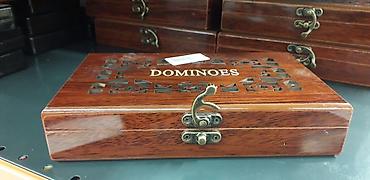 Masaüstü oyunlar: Taxta qutuda domino dəsti - Klassik “Dominoes” yazılı taxta qutu — 3