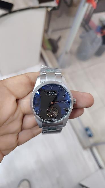 oyster saat: Saat: Kvars mexanizmi olan analoq qol saatı Model yazısı: “ROLEX — 3
