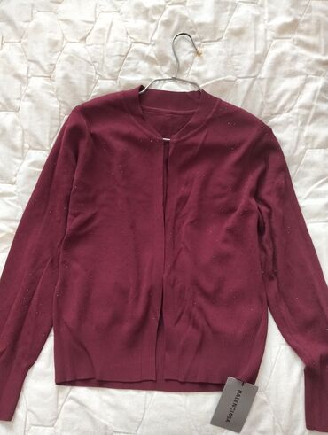 ust geyimləri: Balenciaga markalı, tünd qırmızı rəngdə, uzunqol qadın kardiganı