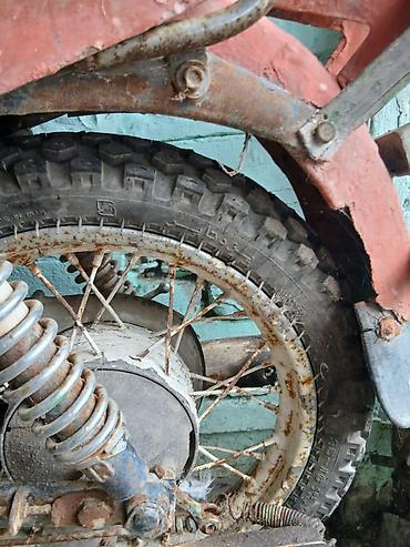 gaz 24 volga: Sovet istehsalı köhnə tip motosiklet (sürətli kros/enduraya bənzər — 7