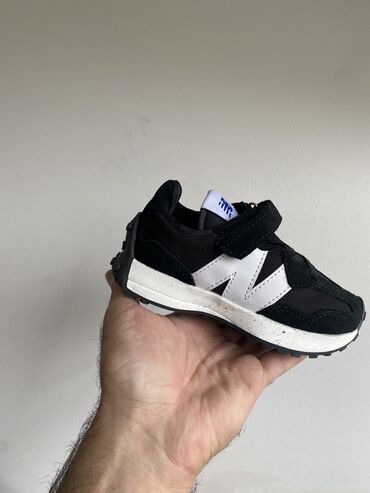 Uşaq ayaqqabıları: New Balance 327

26-37 olcularə kimi var