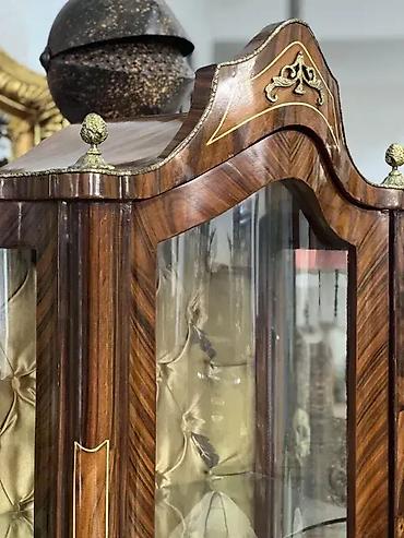 forma ideale ormani: Stilska vitrina sa prelepim ukrasima 🪞 Odlično stanje Dimenzije: 📏 — 2