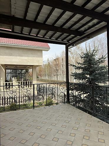 Продажа коттеджей и домов: Продаётся двухэтажный коттедж с мансардой в ЦО «Кесар» (город — 24