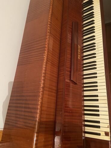 Gitaralar: Piano, Petrof, Akustik, İşlənmiş, Ünvandan götürmə