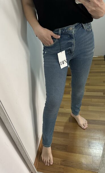 army pantalone: Zara farmerice
Vel. 36
Visoki struk
Sa etiketom