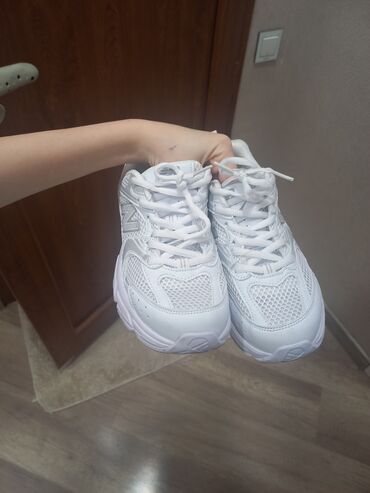 bantlı qadın krossovkaları: New Balance, Ölçü: 36, rəng - Ağ, Yeni
