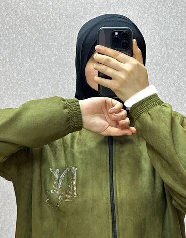 Dəstlər, kostyumlar: *Sport, Ətəkli Dəst.* *Parça: Nabuk.* *Ölçü: Standart: (38 40, 42, 44 — 8