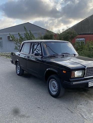 VAZ (LADA): VAZ 2107, qara rəng, sedan kuzov. Texniki xüsusiyyətlər: - Benzin — 3