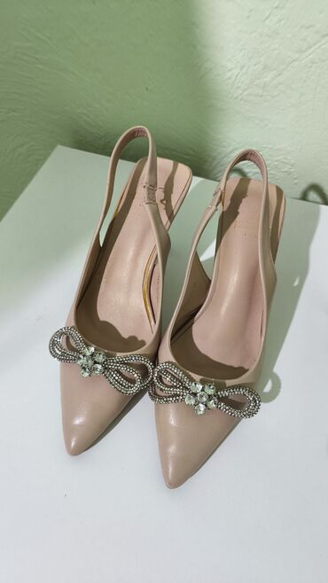 срочно продаю в связи с переездом: Туфли, 36, Колдонулган, түсү - Саргыч боз, Өзү алып кетүү, Акылуу жеткирүү