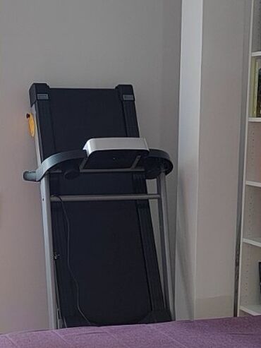 Trake za trčanje: Traku za trčanje AMILA DC55 pokreće snažan motor od 2.0 KS — 4