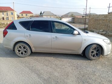 Kia: Kia Ceed Universal avtomobili satılır. Gümüşü rəngdədir. Ailə üçün