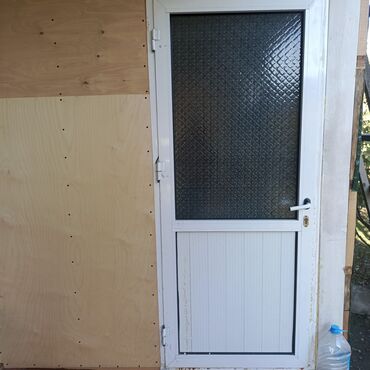 heyet qapisi: PVC giriş/qapı - Material: Ağ rəngli PVC profil. - Dizayn: Yuxarı at lalafo.az heyet qapisi: PVC giriş/qapı - Material: Ağ rəngli PVC profil. - Dizayn: Yuxarı