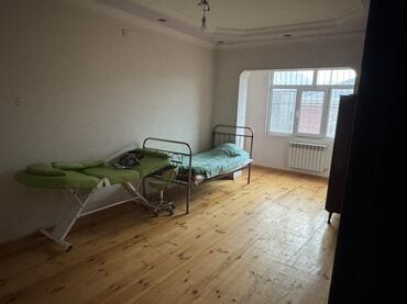 Uzunmüddətli kirayə mənzillər: Təcili satılır !!! 9mərtəbəli binanın 1ci mərtəbəsi. Ev köhnə — 2