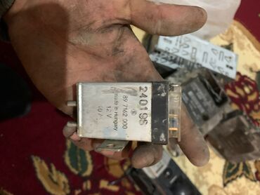 Maqnitofonlar: Bosch avtomobil maqnitofonu (head unit) üçün əsas blok və metal montaj — 17