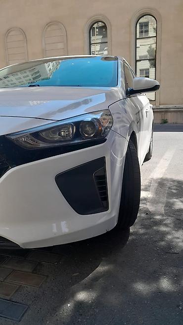 Другие автомобили: Ağ rəngli müasir sedan Xüsusiyyətlər: - Geniş və aerodinamik kuzov — 6