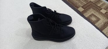 Cipele: Nove cipele za zimu,jako kvalitetne i tople,velicine 42