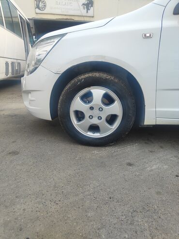 диски на 15: Salam. 15lik opel diskləri 4 bolt. Barter olunur 16lıq dəmir disklə