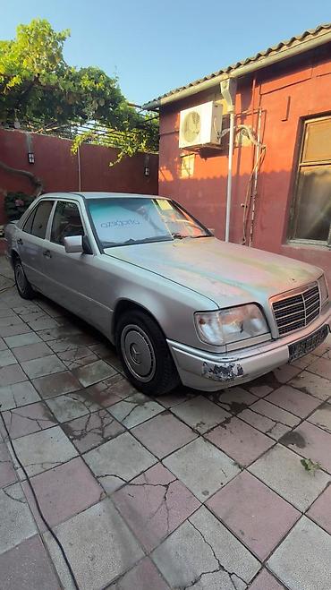Mercedes-Benz: Mercedes-Benz 260: 2.6 l | 1989 il Sedan — 6