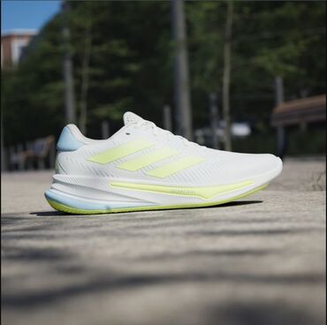 Krasofkalar və idman ayaqqabıları: Supernova Ease Adidas Amerikada anbarimizda mövcud olan ayaqqabı tam
