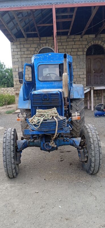 yer sumlayan traktor: Mavi rəngli universal traktor kənd təsərrüfatı və digər işlər üçün