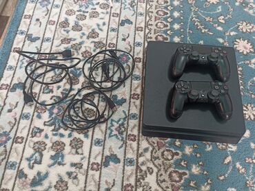 купить playstation 4 бу: Продаю PlayStation 4 Pro 1TB в идеальном состоянии. В комплект входит