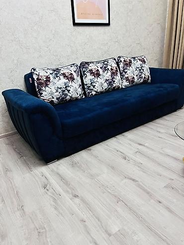 fort salon: Qonaq otağı üçün zövqlü və diqqətçəkən divan. Tünd göy rəngli yumşaq — 2