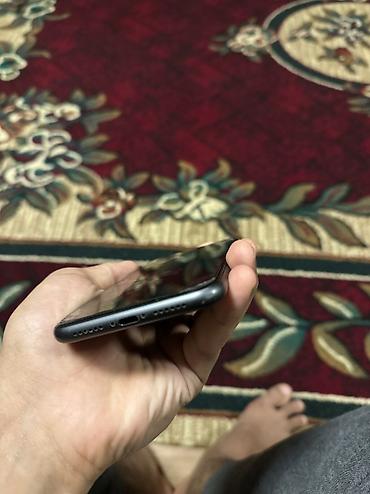 Apple iPhone: IPhone 11, Qara — 5