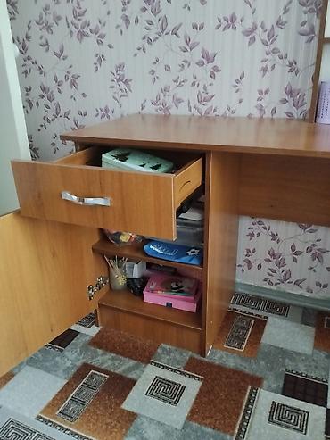 study table: Письменный/компьютерный стол с надстройкой - Материал: ЛДСП под — 2