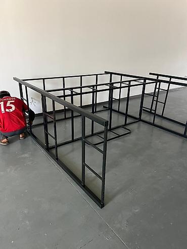 bunk bed: Металлическая трехъярусная кровать черного цвета. Каркас кровати — 9
