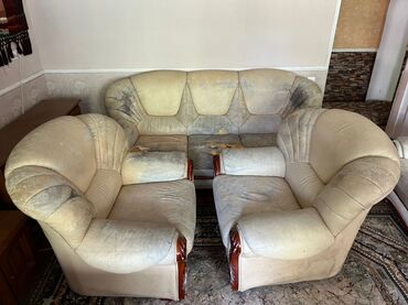 реставрация кожи: Срочно Экслюзивный комплект под реставрацию диван и два кресла